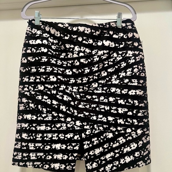 Black and white floral patterned skirt - Picture 1 of 3